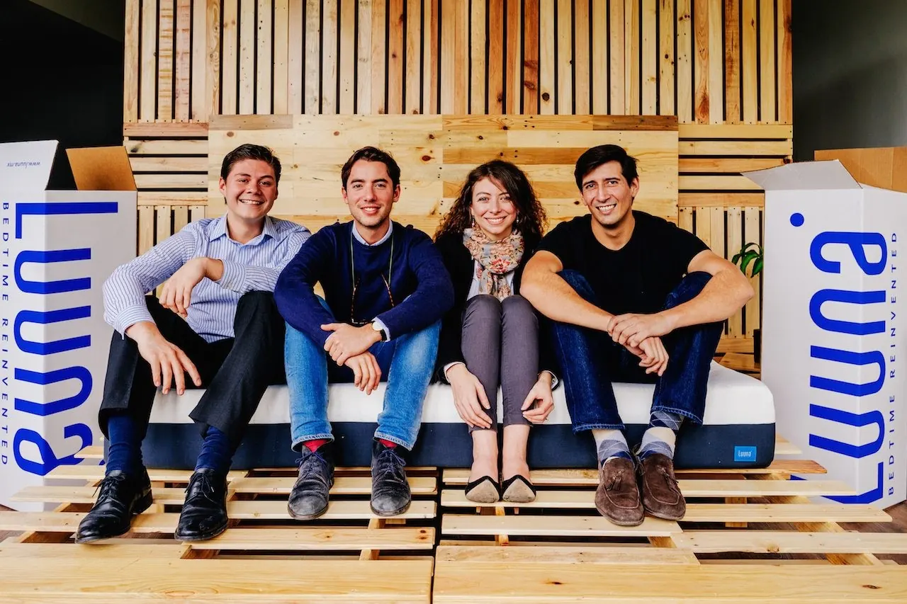 Los fundadores de Luuna sentados sobre un colchón Luuna