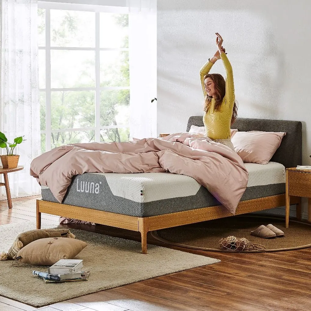 Mujer estirándose sobre una cama Luuna